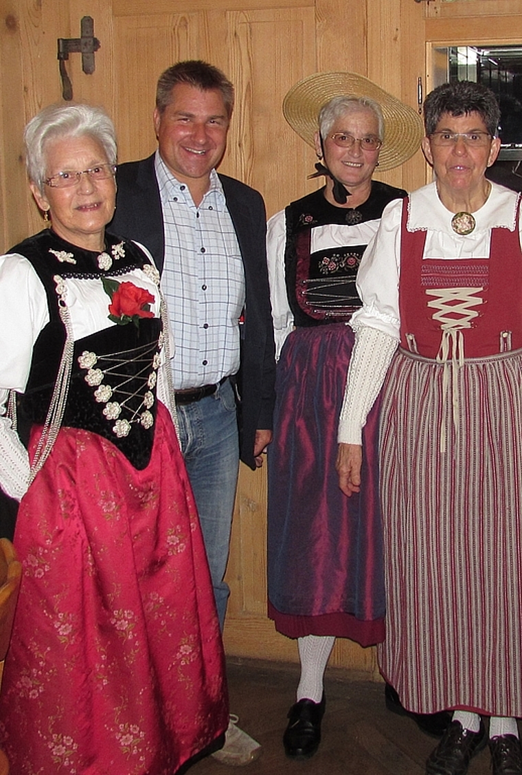 Für seinen Besuch am 1. August brachten die Trachtenfrauen Toni Brunner ein Dankeschön. Foto: zVg