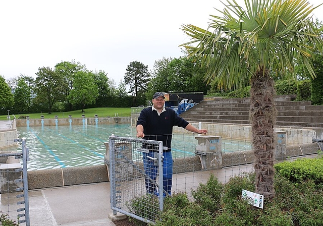 Badmeister Roman Eberhard beimAuffüllen des Schwimmbeckens. Fotos: bär Gemeinderat Toni Möckel steht dem Ressort Schwimmbad vor. 