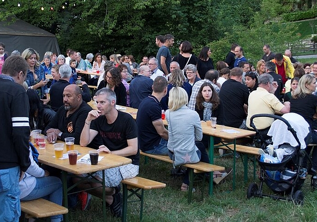Auch dieses Jahr war die Beach-Party in Killwangen gut besucht. Fotos: ll Gemütliches Beisammensein. Maja und Tamira bedienten später die Besucher an der Bar. Die Besucher konnten sich mit Gluschtigem vom Grill eindecken. 