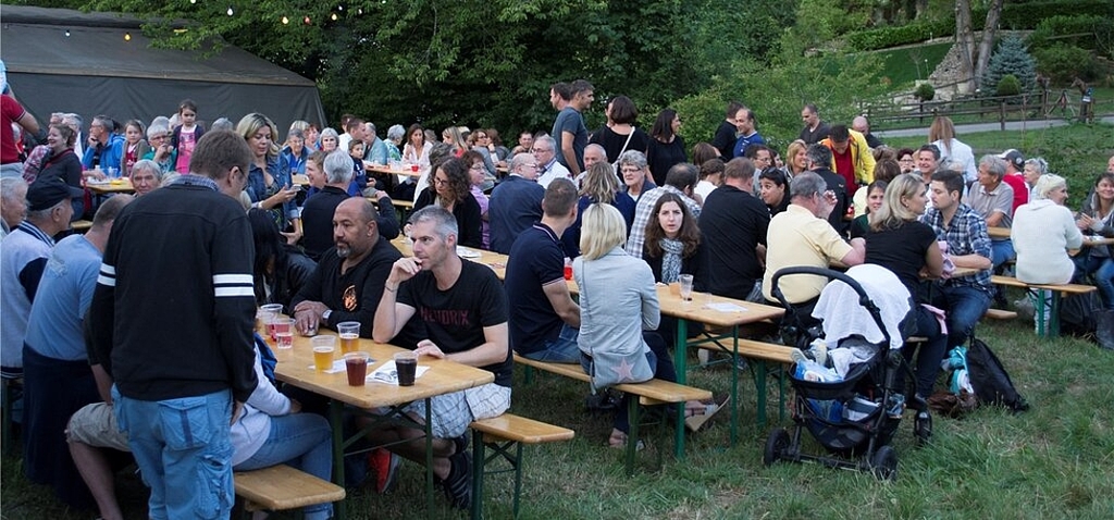 Auch dieses Jahr war die Beach-Party in Killwangen gut besucht. Fotos: ll Gemütliches Beisammensein. Maja und Tamira bedienten später die Besucher an der Bar. Die Besucher konnten sich mit Gluschtigem vom Grill eindecken. Auch dieses Jahr war die Beach-Party in Killwangen gut besucht. Fotos: ll Gemütliches Beisammensein. Maja und Tamira bedienten später die Besucher an der Bar. Die Besucher konnten sich mit Gluschtigem vom Grill eindecken.