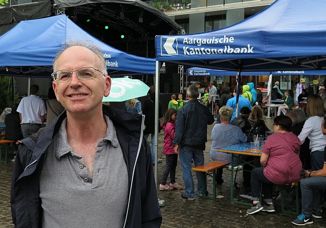 Dölf Kellers Wunsch nach einem Rockkonzert von und für Behinderte wurde erfüllt. Foto: ska Polonaise vor der Bühne. Fotos: zVg/Beat Meier Zufriedene Gesichter bei den Organisatoren vom Rotary Club. 