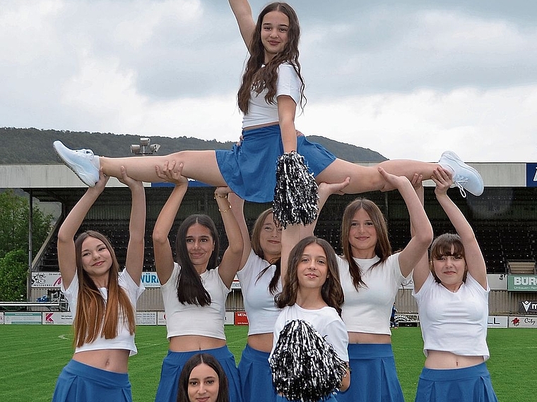 Im Spagat: Die Cheerleader zeigen ihr Können im Stadion Altenburg.Irene Hung-König