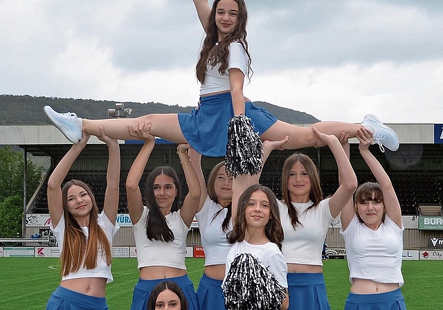 Im Spagat: Die Cheerleader zeigen ihr Können im Stadion Altenburg.Irene Hung-König