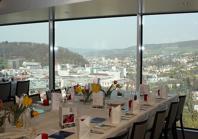 Erker mit Fensterfront bietet Weitblick auf Baden und Ennetbaden.Fotos: bär