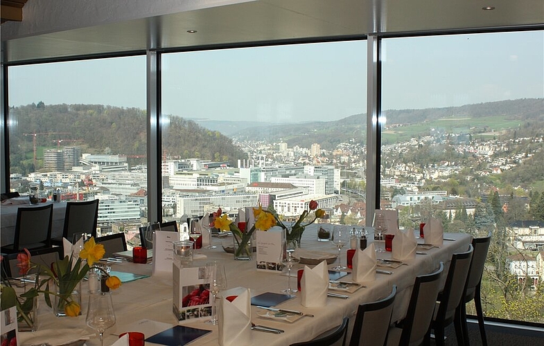 Erker mit Fensterfront bietet Weitblick auf Baden und Ennetbaden.Fotos: bär
