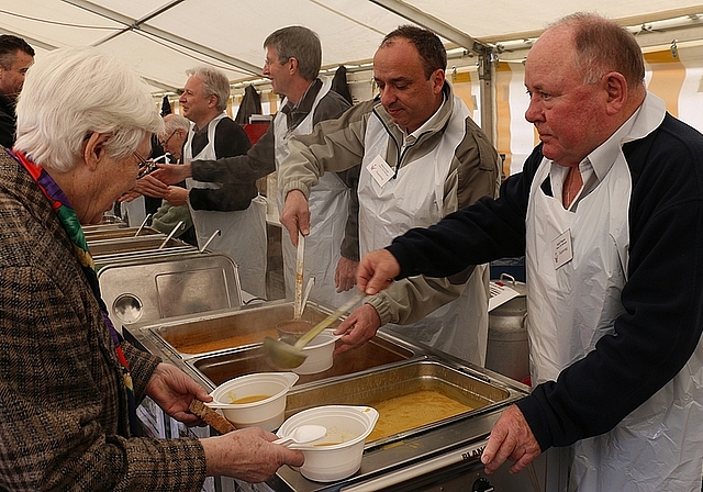 Mitglieder des Rotary Clubs Wettingen schöpften am vergangenen Donnerstag auf dem Zentrumsplatz Suppe. bärAndré Aubry und Marc Peterhans (r.).Rolf Meier und Peter Paul Stöckli.Stellten Zelt auf: Rolf Meier, Martin Brugisser und Simon Widmer (v.l.
