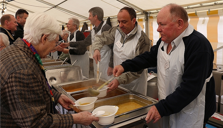 Mitglieder des Rotary Clubs Wettingen schöpften am vergangenen Donnerstag auf dem Zentrumsplatz Suppe. bärAndré Aubry und Marc Peterhans (r.).Rolf Meier und Peter Paul Stöckli.Stellten Zelt auf: Rolf Meier, Martin Brugisser und Simon Widmer (v.l.)
