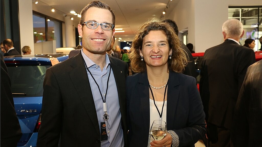 Marc und Monica Peterhans. Ammann Markus Dieth und Max Küng. Stefan und Nicole Küng mit ihrem Sohn, der 4. Generation. Mitarbeiter Marco Catalano mit Ehefrau Miriam. Urs Heimgartner und Roland Kuster. 250 Gäste am Galaabend und an der Ausstellung. 