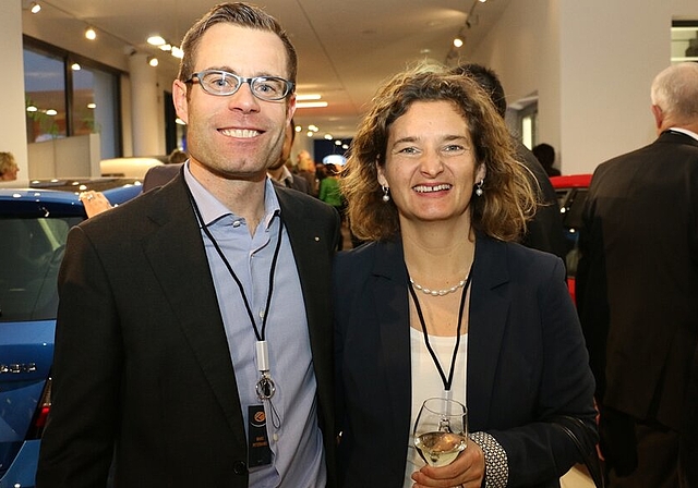 Marc und Monica Peterhans. Ammann Markus Dieth und Max Küng. Stefan und Nicole Küng mit ihrem Sohn, der 4. Generation. Mitarbeiter Marco Catalano mit Ehefrau Miriam. Urs Heimgartner und Roland Kuster. 250 Gäste am Galaabend und an der Ausstellung.
