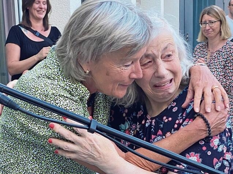 Uschi Steiner (l.) verabschiedet sich von den Menschen, für die sie jahrelang Ferien und Freizeitaktivitäten organisierte – dabei gab es auch Tränen. Melanie Bär