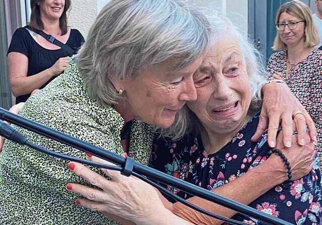 Uschi Steiner (l.) verabschiedet sich von den Menschen, für die sie jahrelang Ferien und Freizeitaktivitäten organisierte – dabei gab es auch Tränen. Melanie Bär