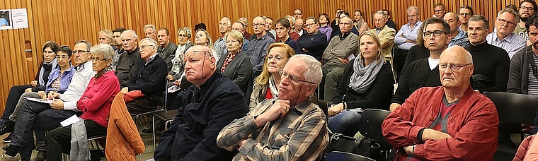 Gut besuchte Polit-Info am Montagabend in der Aula der Schulanlage Zelgli. Melanie Bär