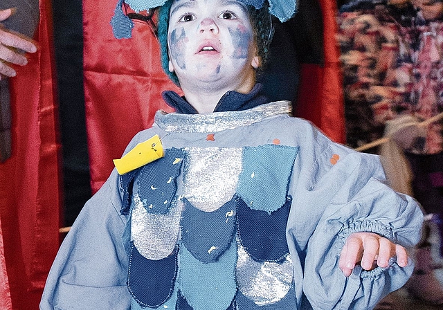 Der Regenbogenfisch holt bei der Prämierung seinen Preis ab. 