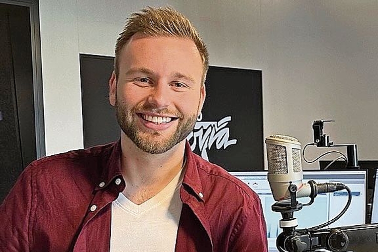 Tristan Scherer hinter dem Mikrofon im Radiostudio.Bild: Melanie Bär