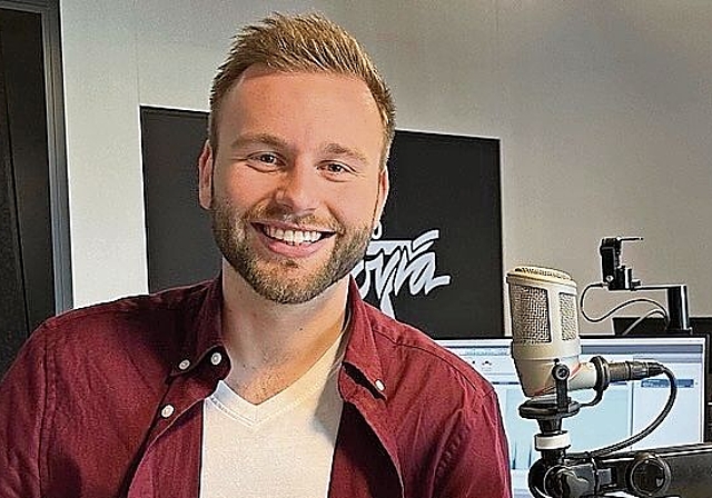 Tristan Scherer hinter dem Mikrofon im Radiostudio.Bild: Melanie Bär