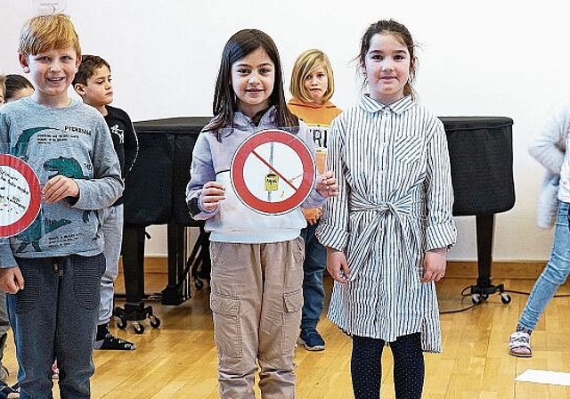 Mit Plakaten gegen Littering: Schülerinnen und Schüler des Schülerrates designen und präsentieren ihre Plakate. (Bilder: Romi Schmid)