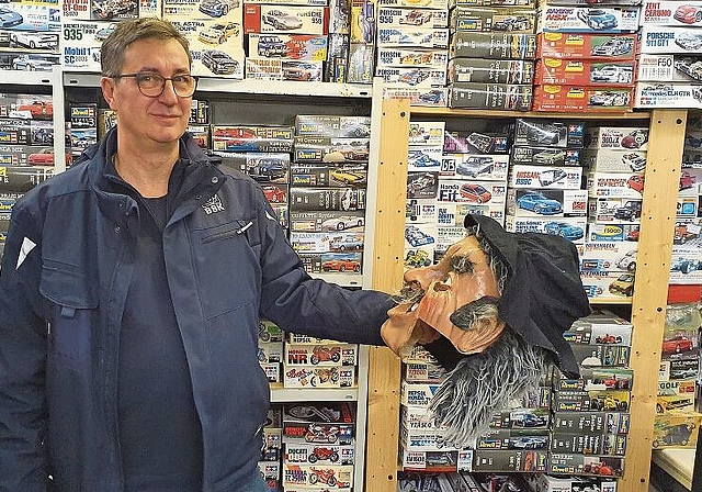 Markus Bader besitzt an die 1500 Modellbausätze. Es ist sein grosses Hobby. Aber auch Fasnachtsmasken sind in seinem Keller zu finden. Er spielt bei den «Räbeschläckern» die Posaune.Robin Schwarz