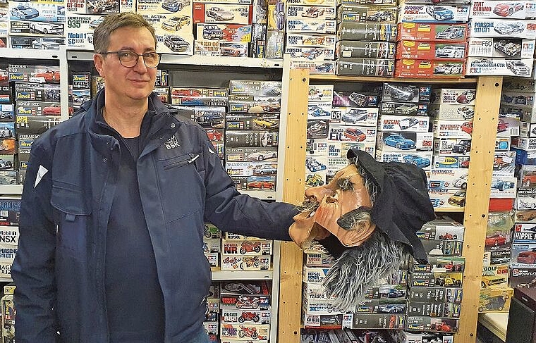 Markus Bader besitzt an die 1500 Modellbausätze. Es ist sein grosses Hobby. Aber auch Fasnachtsmasken sind in seinem Keller zu finden. Er spielt bei den «Räbeschläckern» die Posaune.Robin Schwarz