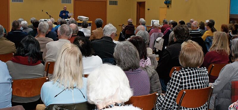 Über 100 Seniorinnen und Senioren sind der Einladung von Christine Gisler gefolgt. zVg