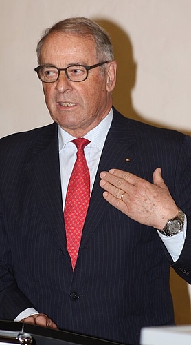 Patronatspräsident Adolf Ogi stellt die Stiftung im Wettinger Kloster vor.