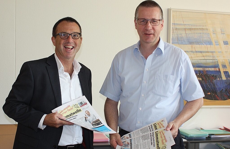 Stefan Biedermann (l.) und Urs Blickenstorfer Der Limmatwelle-Geschäftsführer und Gemeindeschreiber freuen sich über die Sonderzeitung. Foto: bär