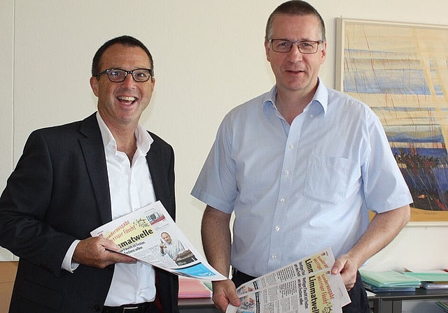 Stefan Biedermann (l.) und Urs Blickenstorfer Der Limmatwelle-Geschäftsführer und Gemeindeschreiber freuen sich über die Sonderzeitung. Foto: bär
