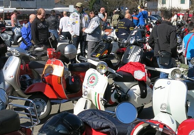 133 Vespas am Treffen auf dem Rathausplatz. Fotos: bha
