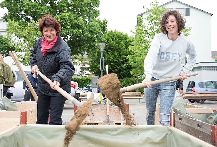 Das Hochbeet <em>präparieren die Paten selber. Barbara Scherer</em>
