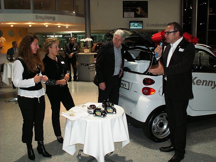 V.l.n.r.: Denise Zumsteg, Sandra Frauenfelder, Notar Werner Lanz und Kenny Eichenberger. Foto: cm