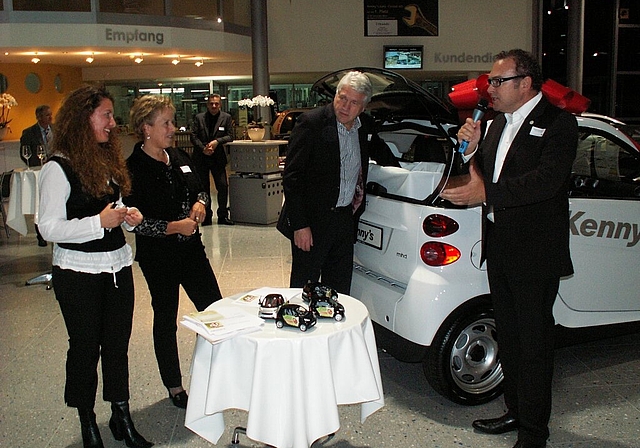 V.l.n.r.: Denise Zumsteg, Sandra Frauenfelder, Notar Werner Lanz und Kenny Eichenberger. Foto: cm
