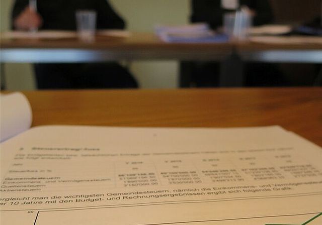 Gemeindeammann Markus Dieth (r.) und Leiter Finanzen Martin Frey präsentierten ein ausgeglichenes Budget 2016. Foto: ska