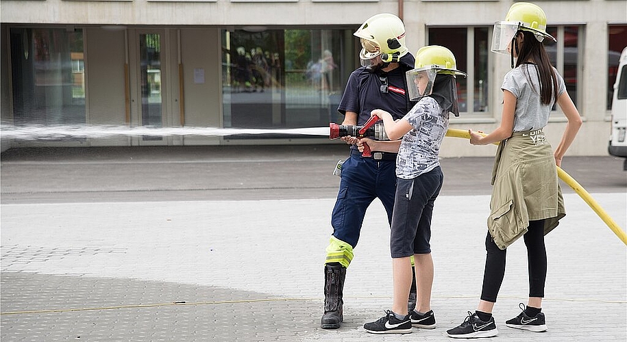 Kommt gut an: Einmal mit dem Feuerwehrschlauch spritzen.
