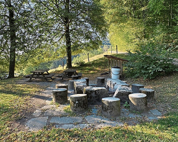 In die Jahre gekommen war die alte Grillstelle. In die Jahre gekommen war die alte Grillstelle.