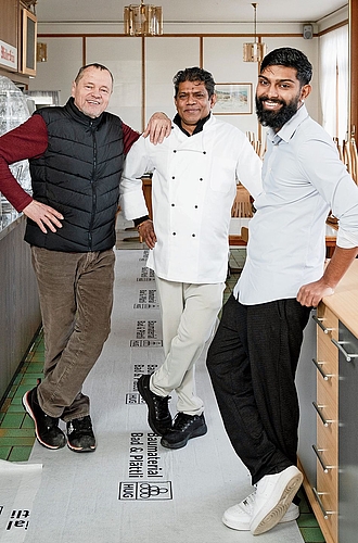 Wirt Velmurugu «Thomas» Thananchyan (Mitte) und Sohn Karish (rechts) sowie Besitzer Felix Zürcher.Bild: Archiv/CH Media