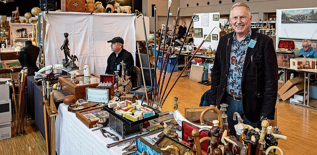 Reto Rupf aus Binningen präsentiert stolz seine Spazierstöcke. Reto Rupf aus Binningen präsentiert stolz seine Spazierstöcke.