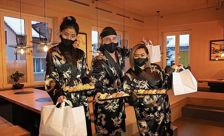 Das Wettinger Restaurant Kasai öffnete seine Tore kurz vor dem ersten Lockdown im März 2020. Im zweiten Lockdown bieten sie Take-away an. Dazu gehört auch die Lieferung im Kimono (v.l.): Nok Weber (Sushi Delivery Coordinator), Christian Schneitter