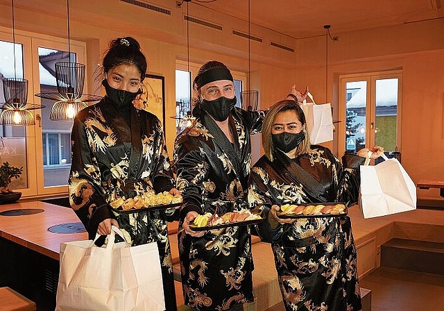 Das Wettinger Restaurant Kasai öffnete seine Tore kurz vor dem ersten Lockdown im März 2020. Im zweiten Lockdown bieten sie Take-away an. Dazu gehört auch die Lieferung im Kimono (v.l.): Nok Weber (Sushi Delivery Coordinator), Christian Schneitter