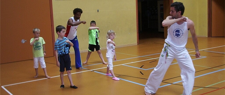 Führen die Kinder in Capoeira ein: Juan Perez (l.) und Ueli Schmid. Fotos: lm