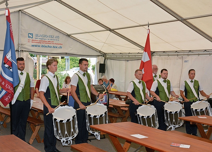 Die Tambouren unterhalten die Gäste im Festzelt. 