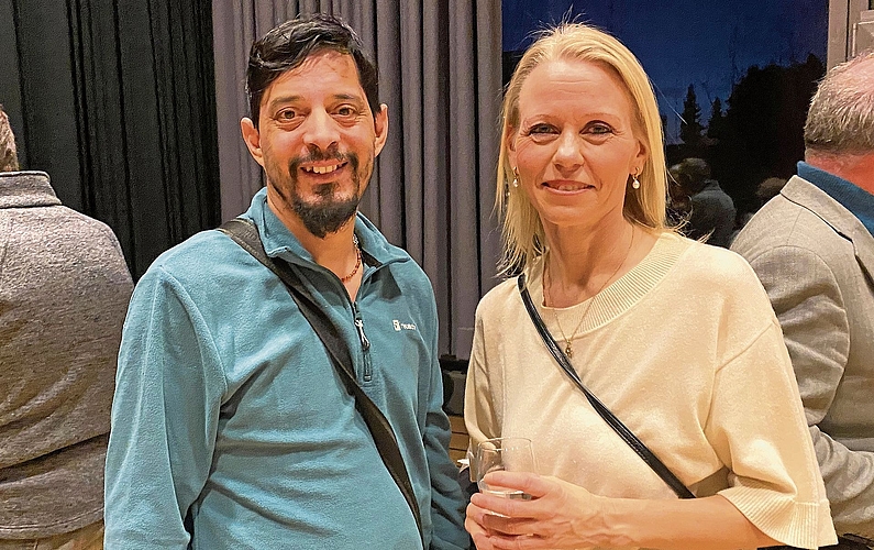 Gemeinderätin Lilian Studer mit Manuel Dohmen, der sich für Politik interessiert. Gemeinderätin Lilian Studer mit Manuel Dohmen, der sich für Politik interessiert.