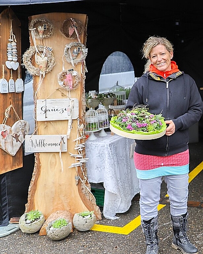 Susanne Meier <em>aus Wettingen zeigt Dekorationen aus Holz und Ton.</em>