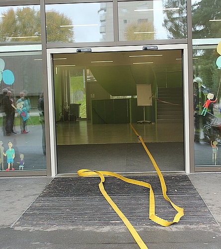 Das Szenario: Ein Schüler hat im Keller Abfalleimer angezündet. Der Rauch verbreitet sich. Hier ersichtlich beim Schulhauseingang. Das Szenario: Ein Schüler hat im Keller Abfalleimer angezündet. Der Rauch verbreitet sich. Hier ersichtlich beim Schulhauseingang.