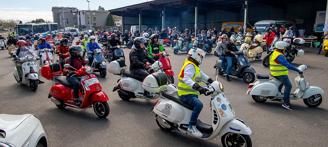 Startklar: Die «Vespisti» brechen zur Osterfahrt auf.   Bilder: Roger Egloff