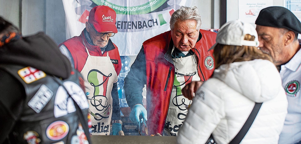 Irgendwann ist der Hunger da: Die Club-Mitglieder bräteln Würste. 