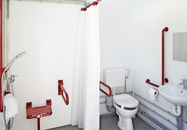 WC und Dusche in der Containersiedlung. 