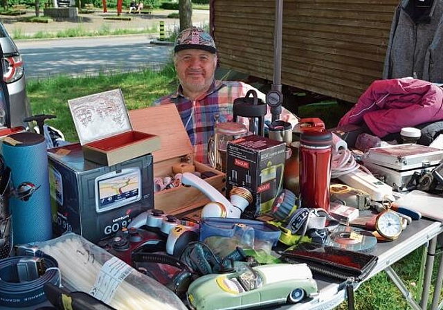 Attin verkauft seine Waren auf der Zirkuswiese, weil er in eine kleinere Wohnung umziehen muss. Irene Hung-König