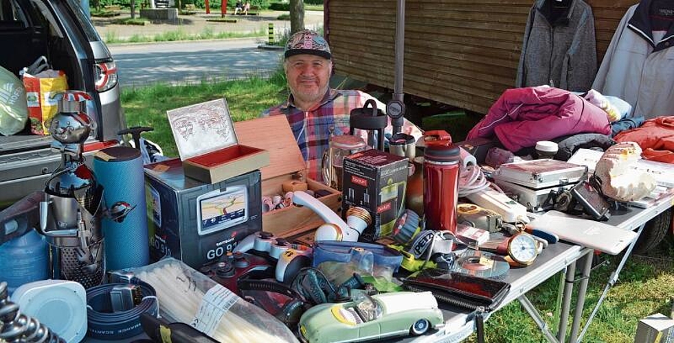 Attin verkauft seine Waren auf der Zirkuswiese, weil er in eine kleinere Wohnung umziehen muss. Irene Hung-König