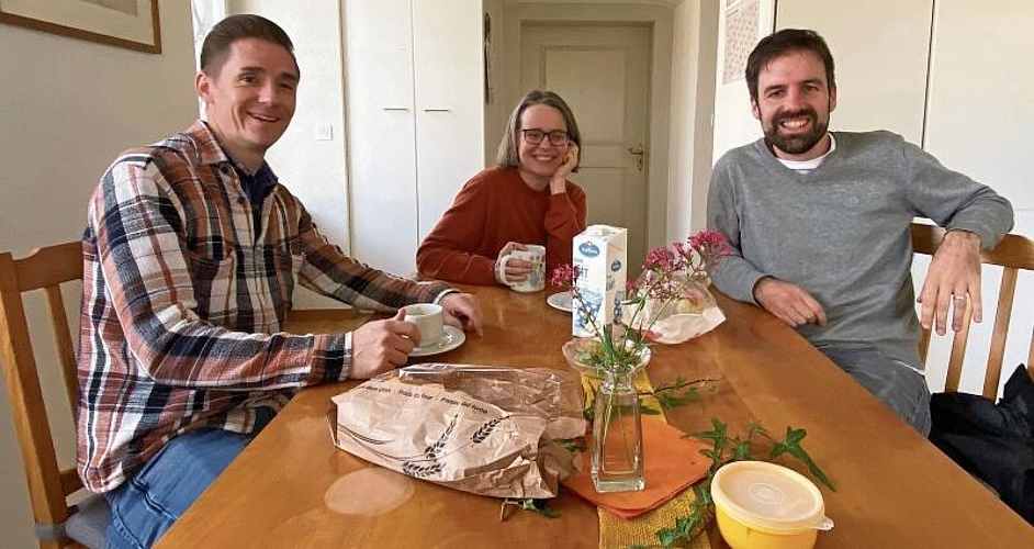 Austausch in der Küche: Mario Stöckli,                 Theresia Hlavka und Marcel Chopard.Melanie Bär