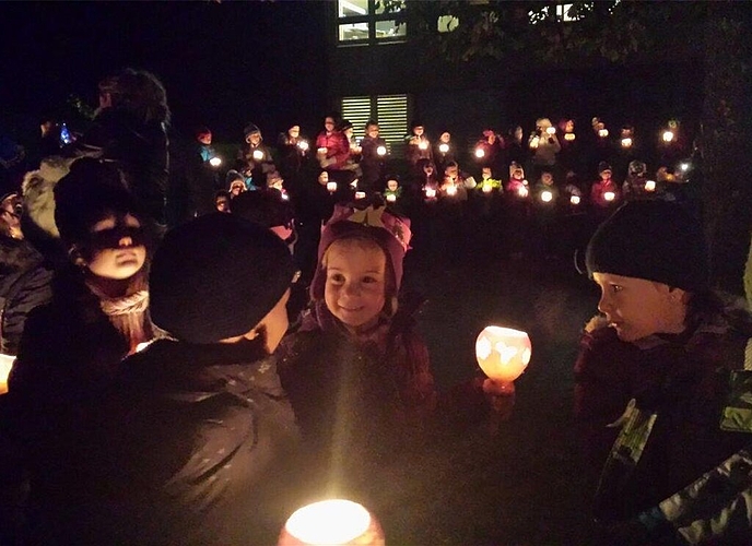 Strahlende Kindergesichter beim traditionellen Räbeliechtli-Umzug. Foto: zVgErwartungsfrohe Kinder beim Singen.