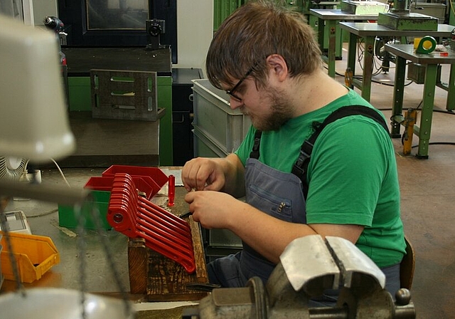 Martin Cathrein setzt in der Werkstatt spezielles Werkzeug für Kabelbinder zusammen. Trotz Momenten der Monotonie weiss er seine Stelle, seinen Chef und seine Mitarbeiter zu schätzen, wie er selber sagt. Foto: ska